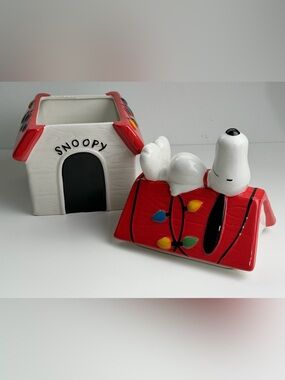 Peanuts Snoopy Doghouse Christmas Cookie Jar Ceramic 2020 Vandor Bioworld